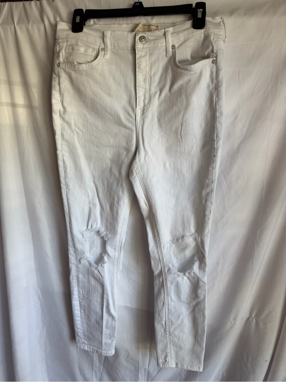 Women’s Free People White Denim Skinny Jeans Holes In Knees Small Stain 30x25.5